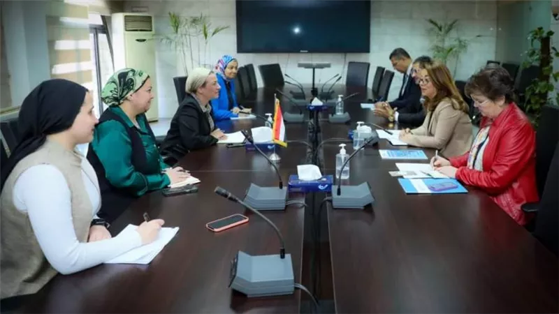 وزيرة البيئة تتسلم أول نسخة من الخطة العربية لإطار العمل بالمنطقة العربية لمدة 5 سنوات قادمة