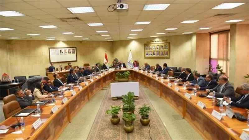 وزير التعليم العالي يستعرض تقريرًا عن الاجتماع الدوري للمجلس الأعلى لشئون خدمة المجتمع وتنمية البيئة بمقر جامعة أسيوط