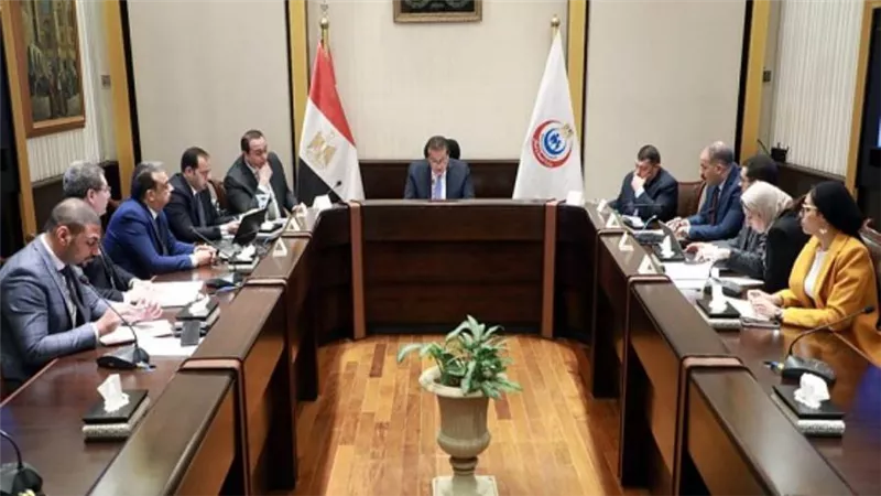 وزير الصحة يعقد اجتماعًا لمتابعة الموقف التنفيذي لتشغيل الوحدات الصحية بمشروع «حياة كريمة» (صور)