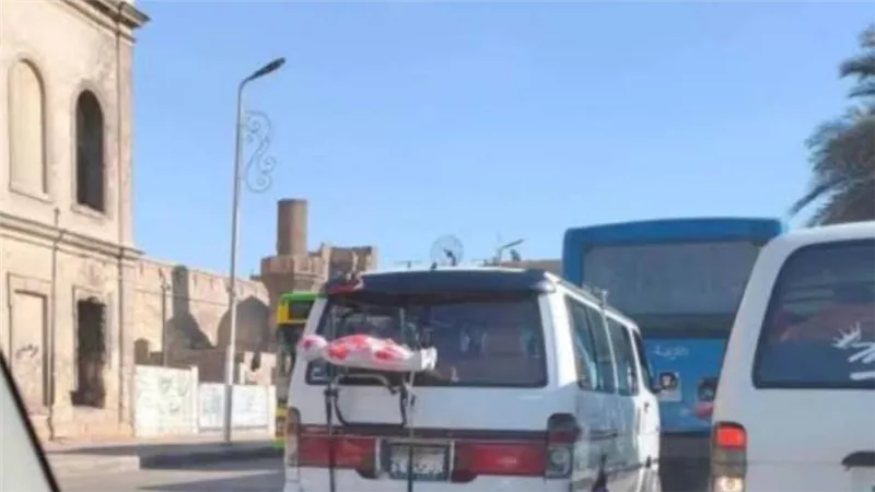 لمنع الأطفال من التعلق بها.. سائق يعلق دومية داخل كفن خلف سيارته