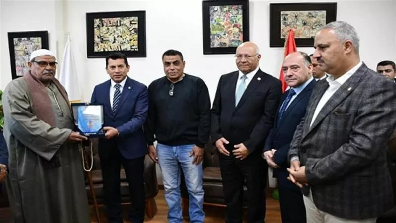 وزير الرياضة يكرم أسرة الشهيد سليمان علي سليمان ويطلق اسمه على أحد مراكز الشباب بالقليوبية (صور)