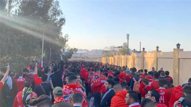 قبل مواجهة الهلال المرتقبة.. جماهير الأهلي تحتشد أمام ستاد القاهرة