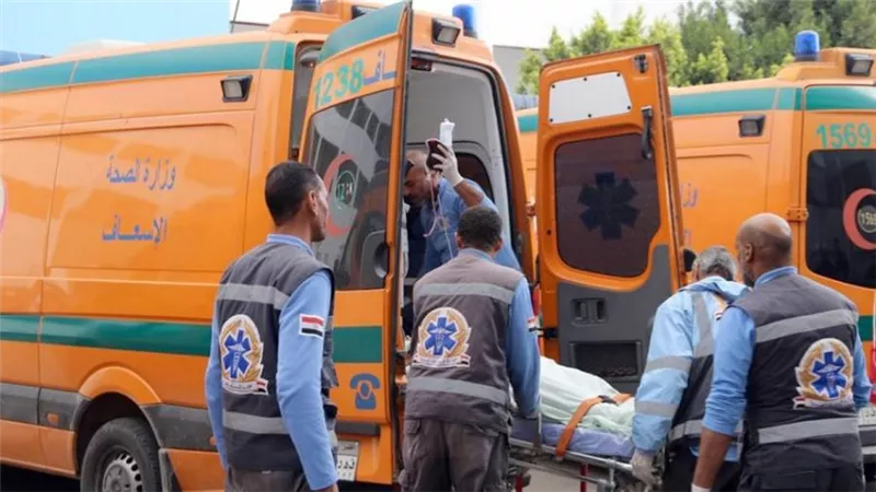 مسن يصاب بغيبوبة أثناء قيادته سيارة ويدهس عربات الخضار والفاكهة بشارع بدمياط
