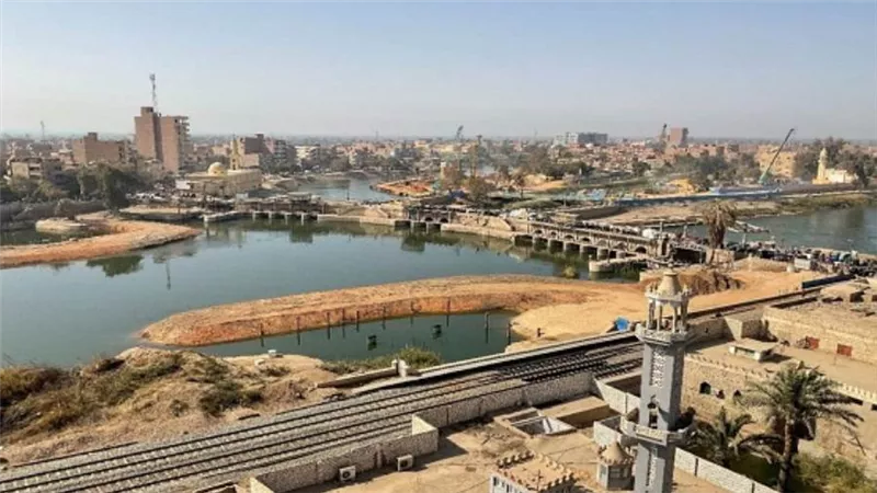 وزير الري يتابع الموقف التنفيذي لمشروع إنشاء قناطر ديروط الجديدة (صور)