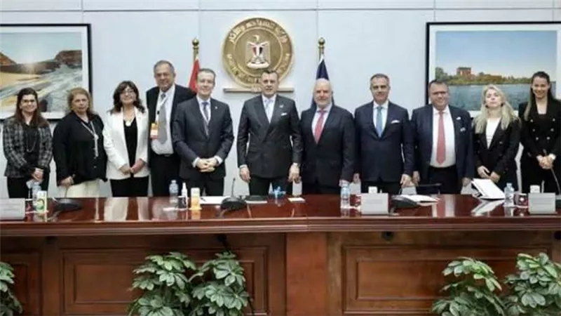 وزير السياحة والآثار يستقبل وفد اقتصادي من غرفة التجارة الأمريكية في اليونان