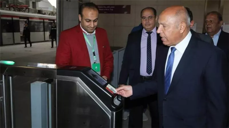 وزير النقل يتفقد انتظام العمل بمحطة عدلي منصور ويستقل أحد القطارات 