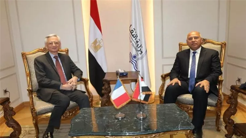 وزير النقل يبحث مع السفير الفرنسي تمويل أعمال الوحدات المتحركة للخط السادس للمترو (صور)
