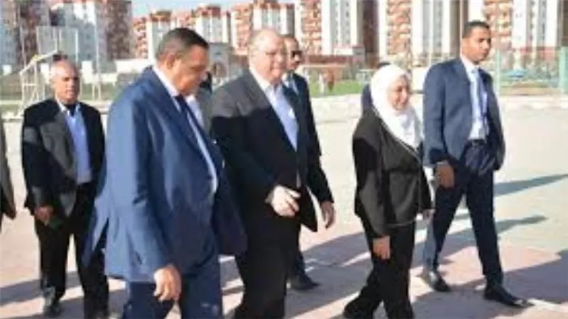 وزير التنمية المحلية ومحافظ القاهرة يتابعان توافر الخدمات لأهالى الأسمرات