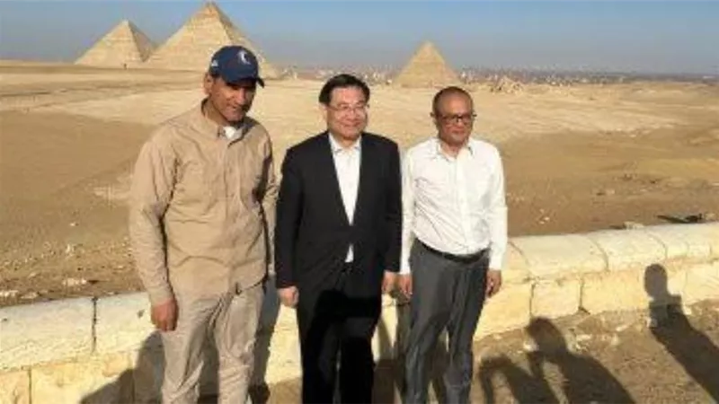 وزير الثقافة والسياحة الصينى يزور منطقة أهرامات الجيزة