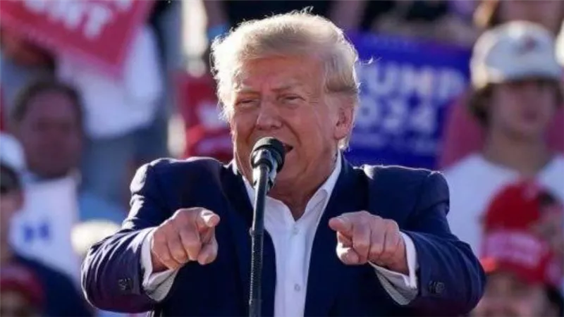 موكب «ترامب» يغادر مكان سكنه لمقر محاكمته