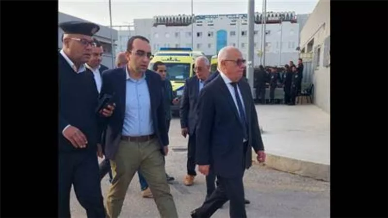 محافظ بورسعيد يصل مجمع الشفاء الطبي بالإسماعيلية لمتابعة إجراءات دفن مدير الأمن