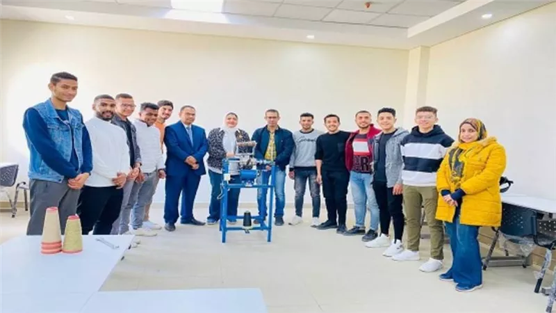 التعليم العالي: جامعة 6 أكتوبر التكنولوجية تصنع أول ماكينة غزل ونسيج مُتنقلة بأيدي طلابها (صور)
