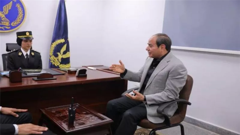 الرئيس السيسي يتفقد قسم شرطة ويجري نقاشا مع الضباط والمواطنين