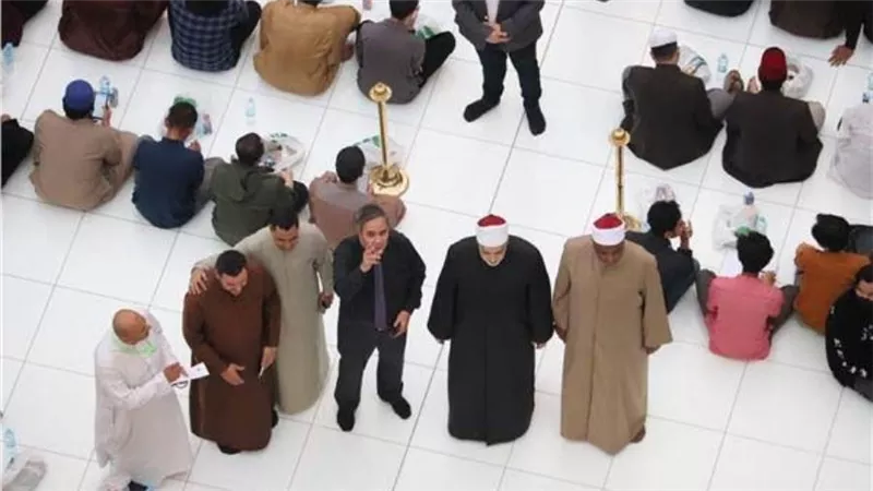 وكيل الأزهر يتفقد الطلاب الوافدين خلال الإفطار الجماعية اليوم