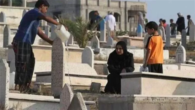ما حكم توزيع الصدقات عند زيارة المقابر؟ الإفتاء تجيب 