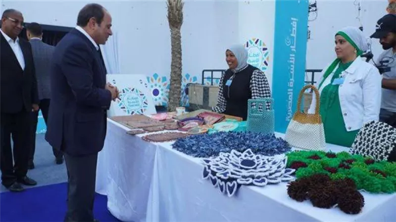 حفل إفطار الأسرة المصرية.. الرئيس السيسي يطمئن على مواطني مدينة الأسمرات