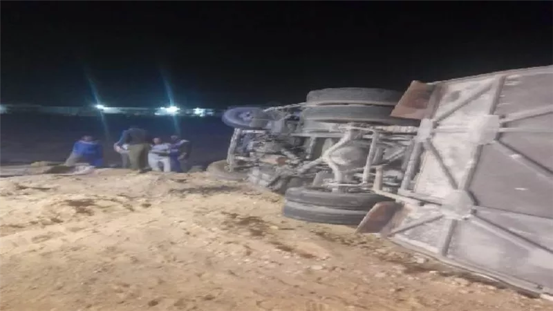 إصابة شخص في انقلاب أتوبيس يقل عمالا بميناء العين السخنة