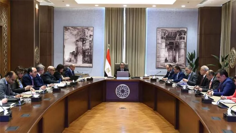 رئيس الوزراء يعقد اجتماعا لبحث سُبل النهوض بالمناطق الاستثمارية والصناعية والتغلب على التحديات التي تواجه المستثمرين