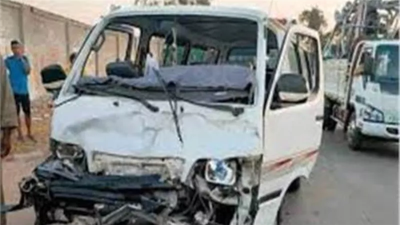 إصابة 8 أشخاص إثر انقلاب تصادم ميكروباص برصيف في الجيزة