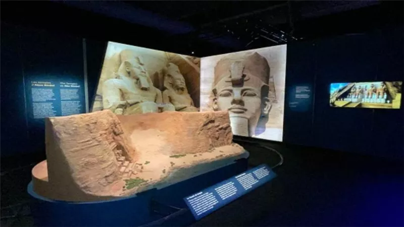وزير السياحة يفتتح معرض الآثار المؤقت 