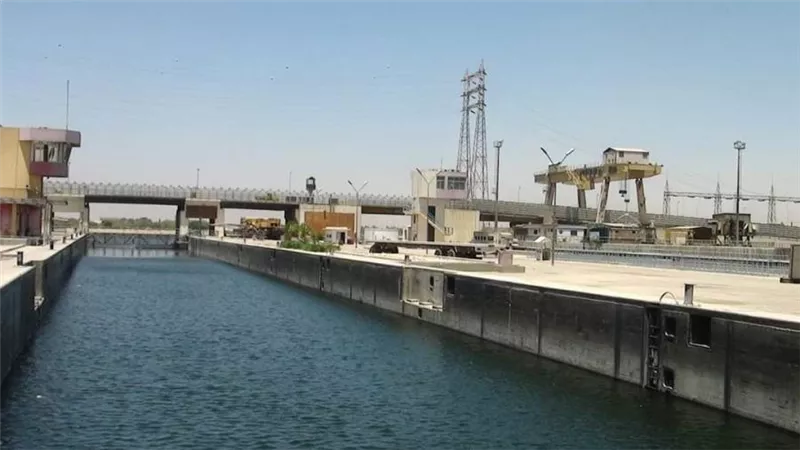 وزير الري يتابع أعمال صيانة الهويس الإضافي بقناطر إسنا الجديدة