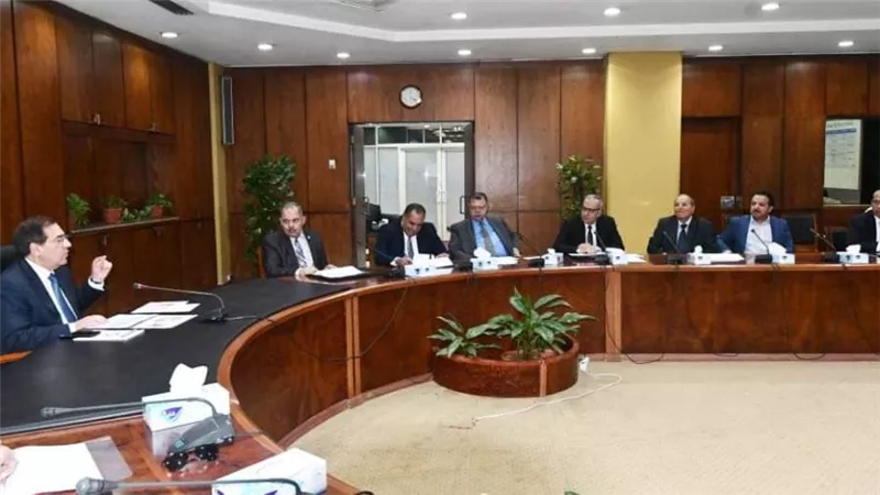وزير البترول يناقش زيادة معدلات إنتاج الزيت الخام