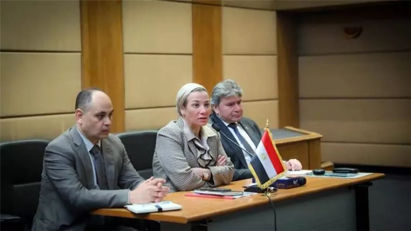 وزيرة البيئة تعقد اجتماعا موسعا مع قيادات الوزارة لبحث آليات تسهيل انتقال العاملين إلى مقر الوزارة بالعاصمة الإدارية