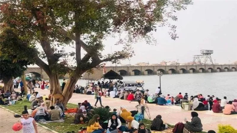 إقبال كثيف على زيارة حدائق الري بالقناطر الخيرية (صور)