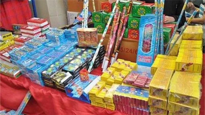 الأمن العام يضبط شخص يصنع الألعاب النارية بحوزته كمية من أدوات التصنيع