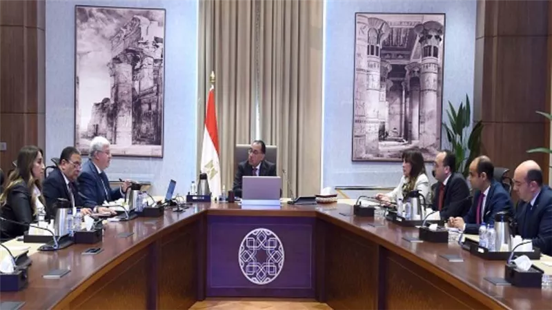 رئيس الوزراء يتابع مع وزير التعليم العالي موقف الطلاب المصريين الدارسين بالجامعات السودانية (صور)