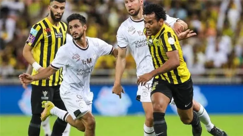 اتحاد جدة يحسم قمة الدوري السعودي أمام الشباب