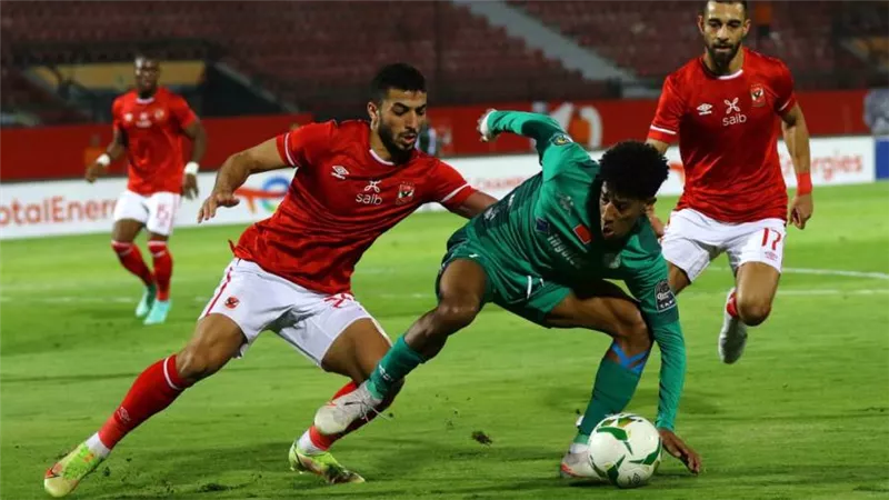 الأهلي يخرج بتعادل سلبي في الشوط الأول أمام الرجاء المغربي