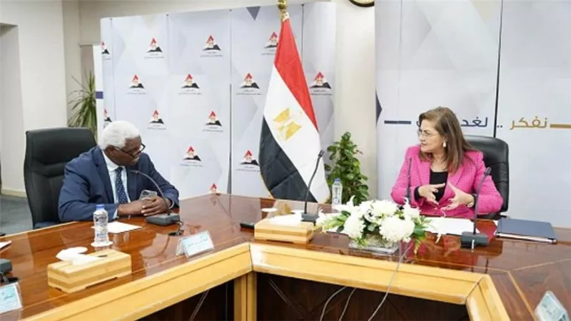 وزيرة التخطيط تلتقي سكرتير عام منظمة المدن والحكومات المحلية المتحدة الإفريقية لبحث سبل التعاون (صور)