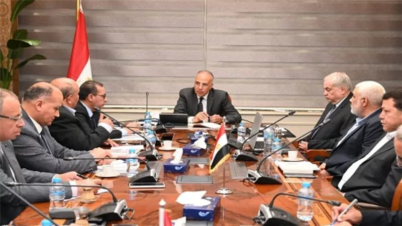 وزير الموارد المائية يتابع الخطوات التنفيذية للتحول لنظام الري الحديث بمزارع قصب السكر (صور)