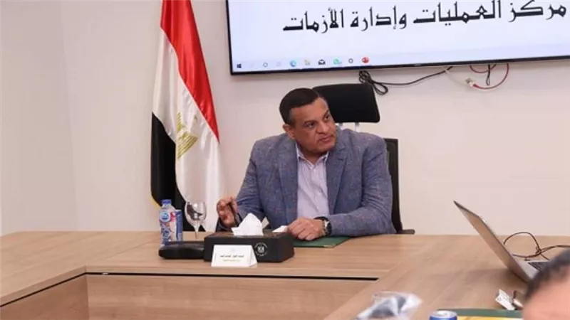 وزير التنمية المحلية يتابع مع المحافظين قرارات تحديد أسعار تعريفة الركوب الجديدة لسيارات الأجرة (صور)