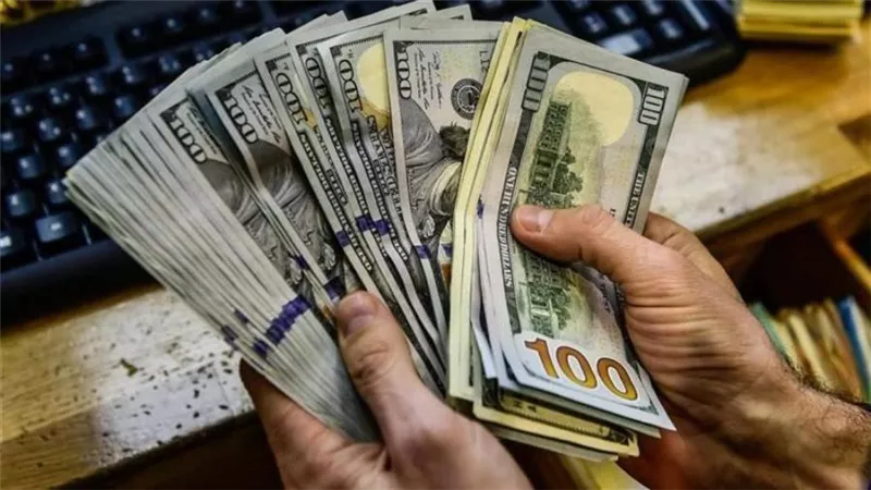 تراجع الدولار أمام سلة من العملات بعد يومين من رفع الاحتياطي الفيدرالي للفائدة 