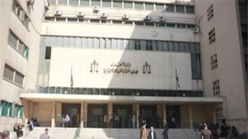 اليوم| محاكمة أمريكي و11 مصرياً بتهمة تهريب 586 قطعة آثار للخارج 