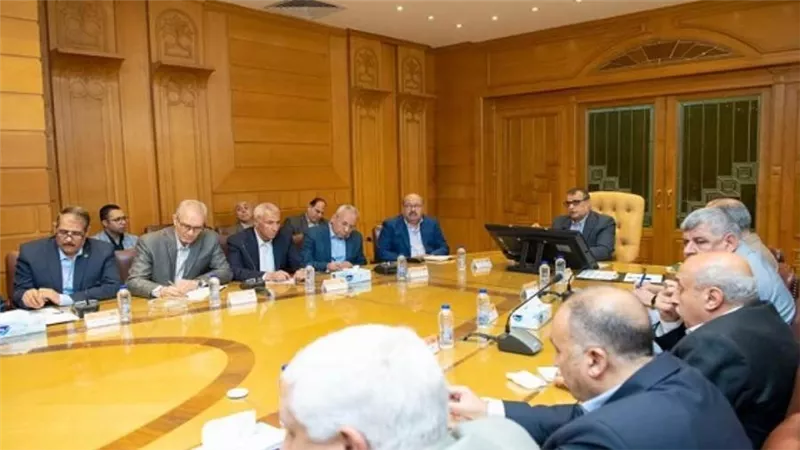 وزير الإنتاج الحربي يجتمع مع رؤساء مجالس إدارات الجهات التابعة ورؤساء القطاعات والمستشارين (صور)