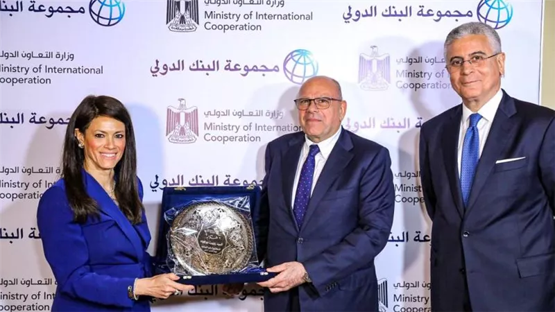 د. رانيا المشاط وزيرة التعاون الدولي تُكرم المدير القطري للبنك الدولي ومدير العمليات تقديرًا لجهودهما في الإعداد للاستراتيجية وتعزيز التعاون الثنائي