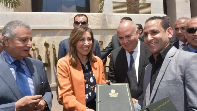 نيفين الكيلاني: المكتبات المتنقلة تجربة فريدة تساهم في تحقيق أهداف الجمهورية الجديدة لبناء الإنسان المصري.