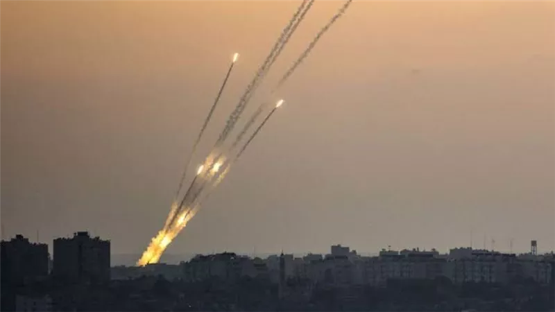 إعلام إسرائيلي: إطلاق 300 صاروخ فلسطيني باتجاه تل أبيب