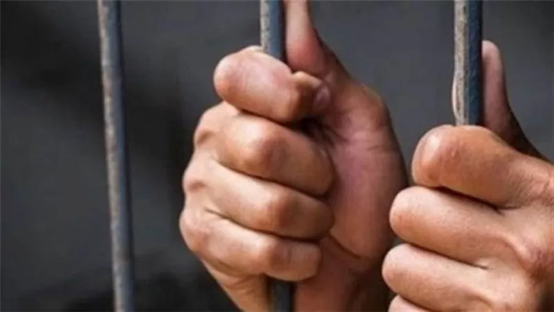 إحالة متهم باستغلال طفلة في التسول والتعدى عليها بالظاهر للمحاكمة 