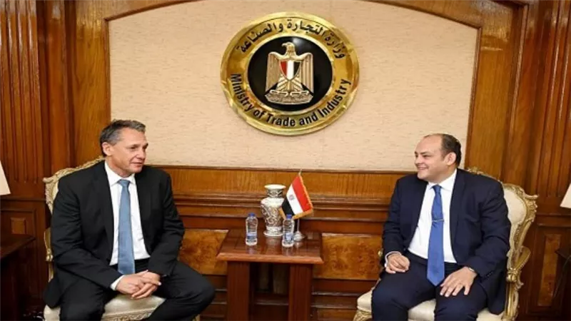 وزير التجارة يبحث مع وفد شركة مرسيدس تعزيز استثمارات الشركة بالسوق المصري (صور)