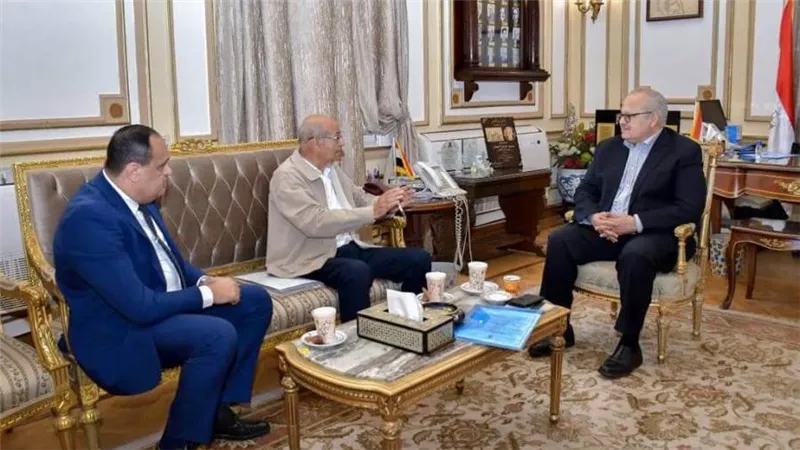 رئيس جامعة القاهرة يجتمع مع رئيس لجنة الإسكان لسرعة الانتهاء من مشروع الإسكان العاملين بالجامعة
