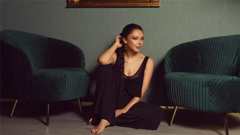 الفنانة السورية نورا العايق: تأدية شخصية 