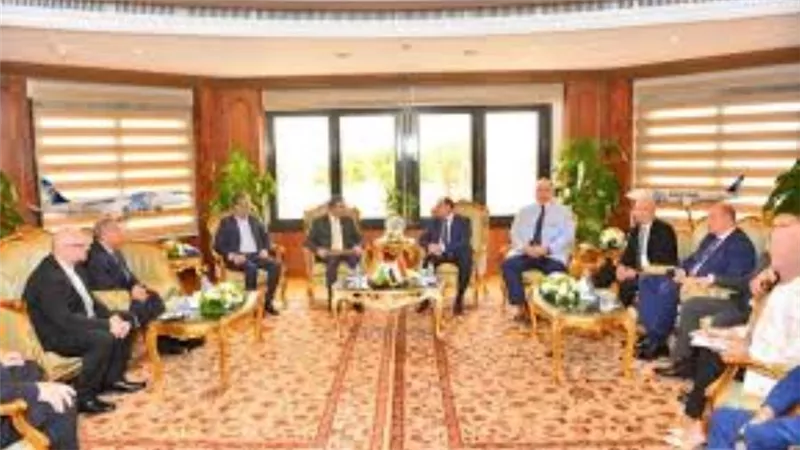 وزير الطيران يلتقي السفير الهندي ووفدا من شركة GMR لبحث الفرص الاستثمارية