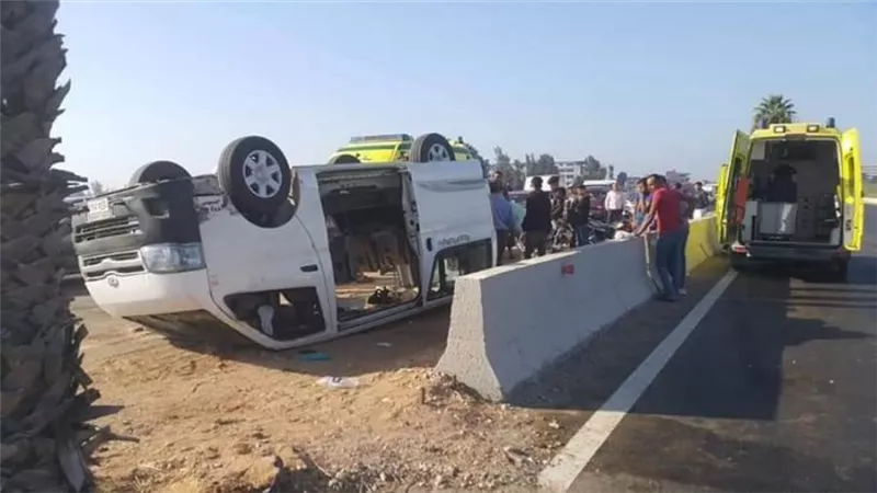 إصابة 5 أشخاص إثر انقلاب سيارة ميكروباص أعلى الطريق الصحراوي بأطفيح