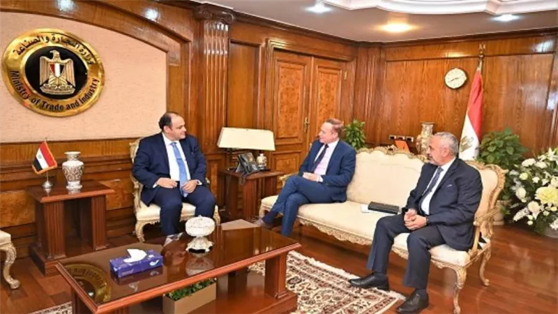 وزير التجارة والصناعة يبحث مع مسئولي شركتين سعوديتين التوسع بالسوق المصري
