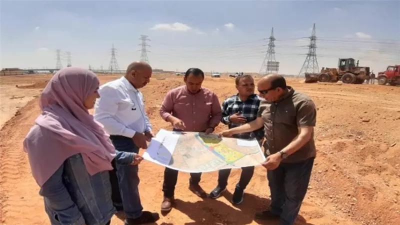بدء تنفيذ الطرق والمحاور بالمناطق المضافة لمدينتي العبور الجديدة والشروق استكمالا لأعمال تقنين الأوضاع والتنمية (صور)