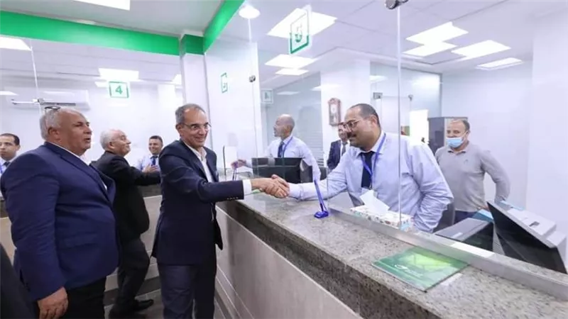 وزير الاتصالات يتفقد مبنى بريد السلام ومدرستي التربية الفكرية والأمل للصم بالخارجة